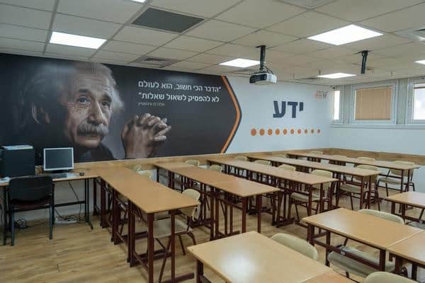 שולחנות וכיסאות