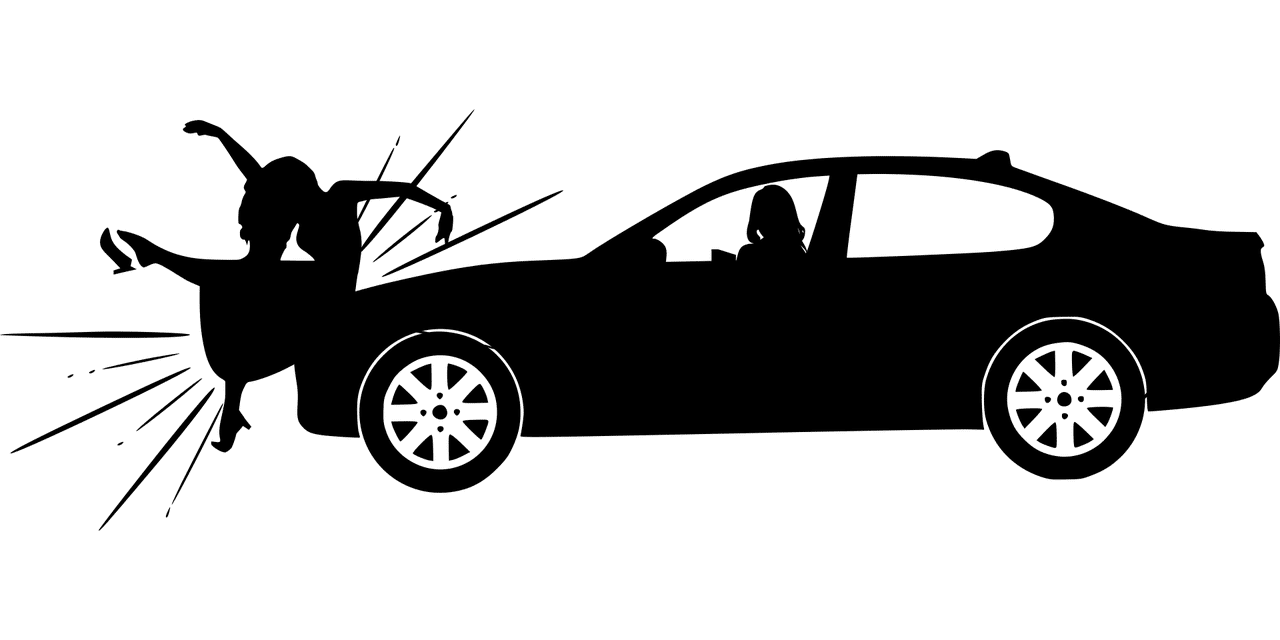מכונית מתנגשת בבחורה